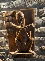 Afrikaans houtsnijwerk – wandpaneel met zittende figuur, Ophalen of Verzenden