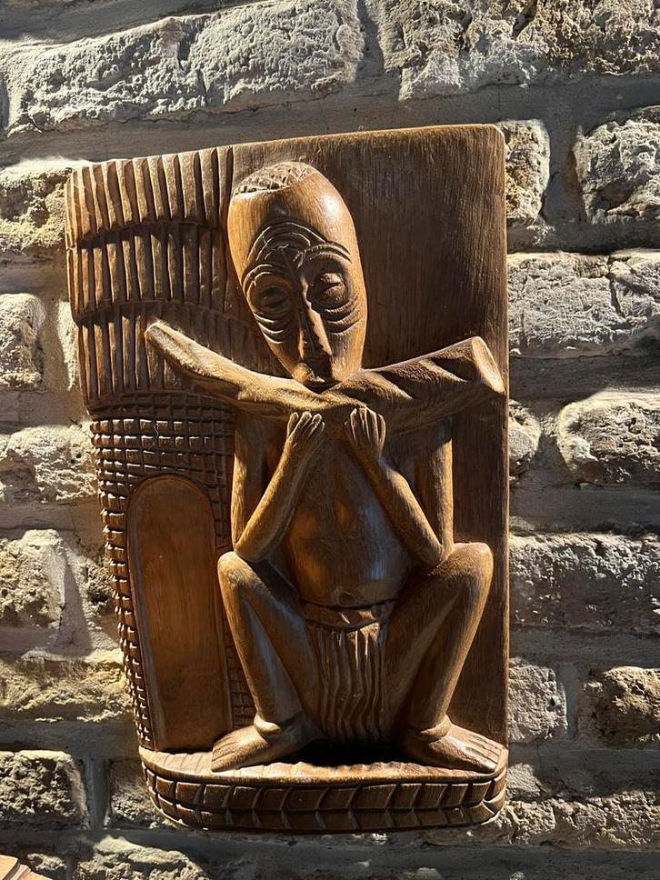 Afrikaans houtsnijwerk – wandpaneel met zittende figuur, Antiek en Kunst, Kunst | Beelden en Houtsnijwerken, Ophalen of Verzenden