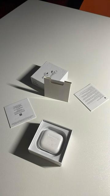 !MOET SNEL WEG!!Airpods 4,noice cancellation, licht gebruikt beschikbaar voor biedingen