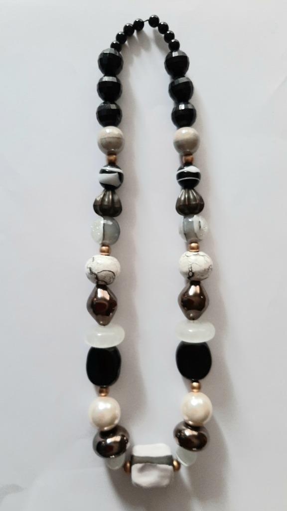 Te koop: Nieuw!! Mooie zwart/wit ketting met dikke parels., Handtassen en Accessoires, Kettingen, Nieuw, Steen of Mineraal, Wit