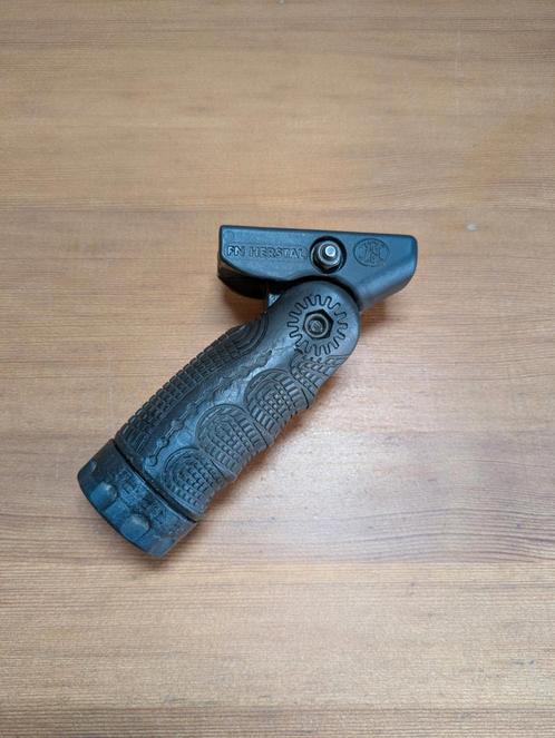 FN Herstal Quick Release Folding Foregrip Picatini Airsoft, Caravans en Kamperen, Kampeergereedschap, Zo goed als nieuw, Ophalen of Verzenden