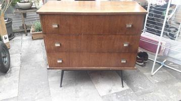 Commode vintage disponible aux enchères