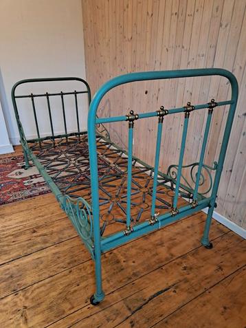 Prachtig metalen bed, antiek, vintage beschikbaar voor biedingen