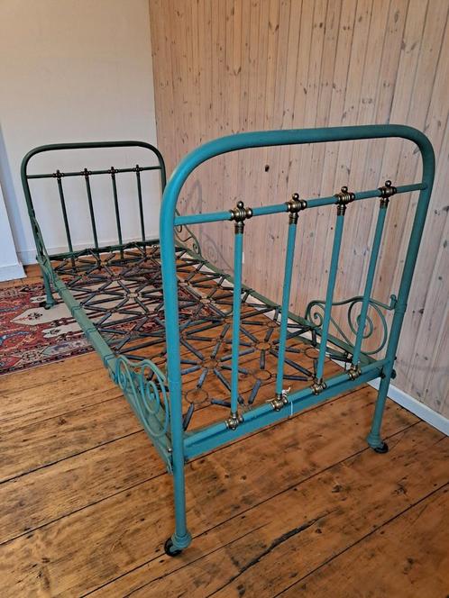 Prachtig metalen bed, antiek, vintage, Huis en Inrichting, Slaapkamer | Bedden, Ophalen