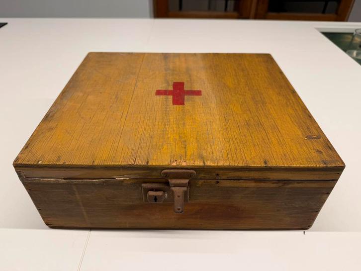 Vintage apothekers verbanddoos uit 1962, Huis en Inrichting, Woonaccessoires | Kisten, Gebruikt, Minder dan 50 cm, Minder dan 50 cm