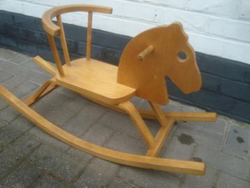 Cheval à bascule en bois disponible aux enchères