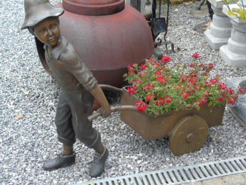 bronzen beeld van een jongen en zijn kar, plantenbak, Tuin en Terras, Tuinbeelden, Nieuw, Overige typen, Overige materialen, Ophalen
