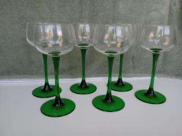 6x verres vintage sur une fine base verte