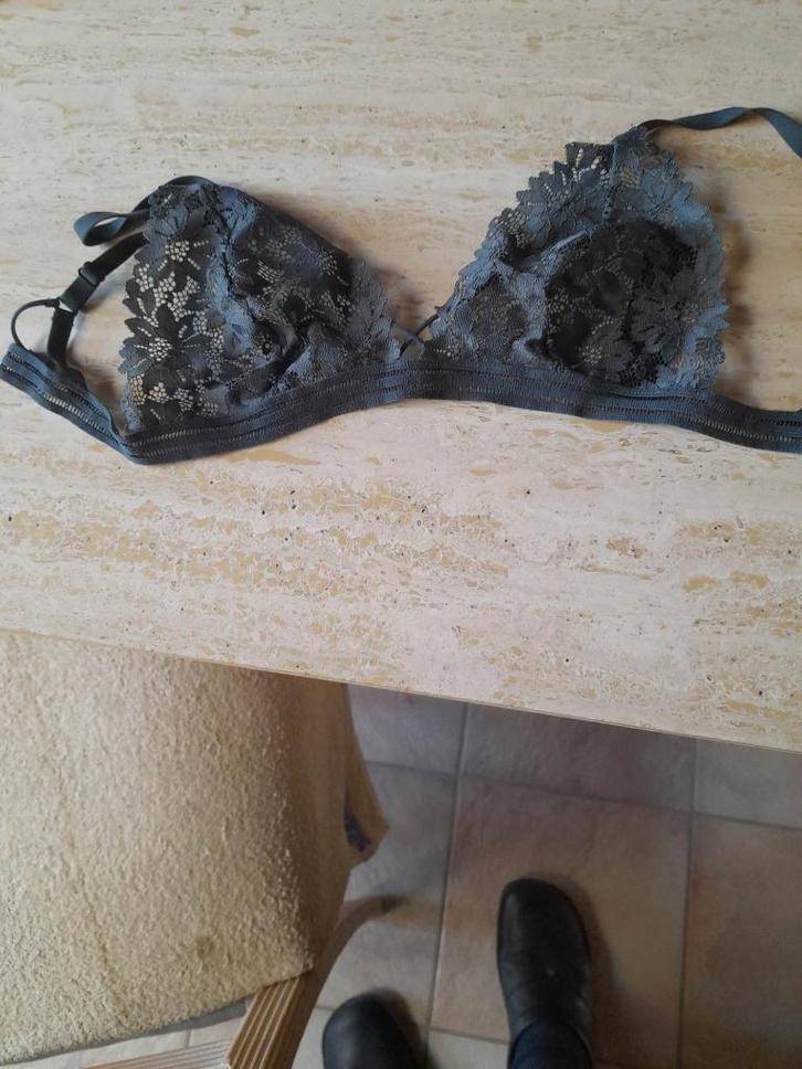 Donkergrijze BH van 'Topshop' Maat 85B geen beugels, Kleding | Dames, Ondergoed en Lingerie, BH, Grijs, Ophalen of Verzenden