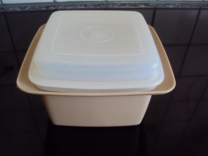Tupperware, retro bruin-beige vierkant doosje, Huis en Inrichting, Keuken | Tupperware, Gebruikt, Bruin, Ophalen of Verzenden