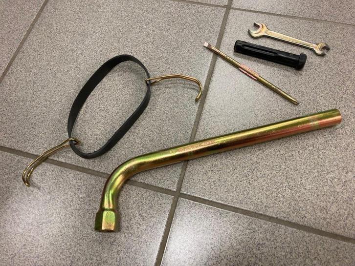 Outils pour roue de secours d'origine (NOS) VW GOLF GTI 2, Auto-onderdelen, Overige Auto-onderdelen, Volkswagen, Nieuw, Ophalen of Verzenden