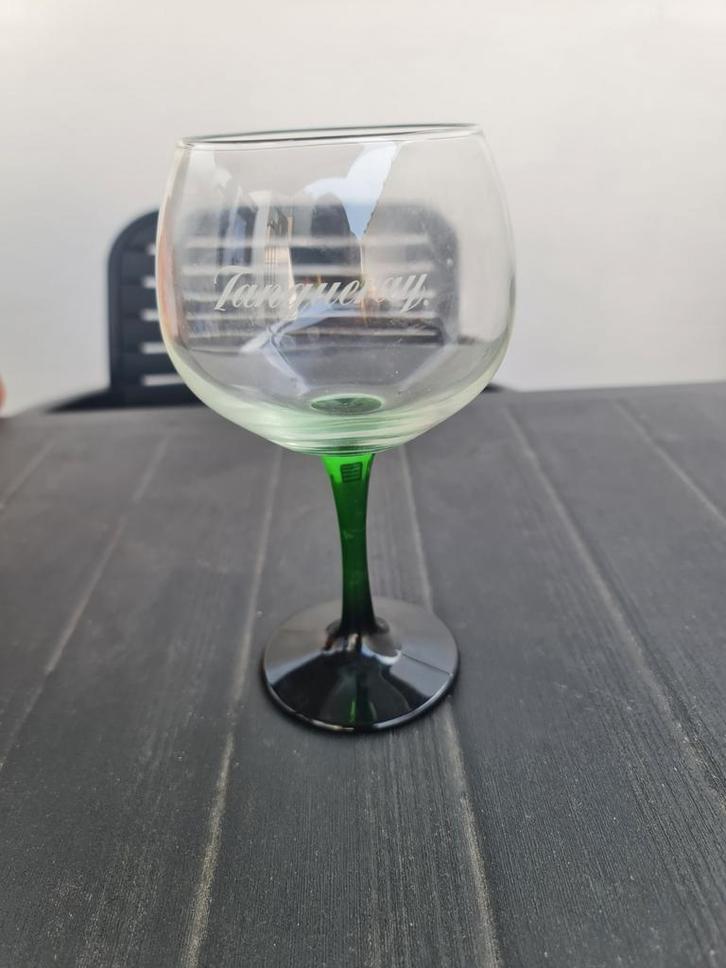 Gin glas op groene voet : Tanqueray Copa Glass, Verzamelen, Glas en Drinkglazen, Zo goed als nieuw, Ophalen of Verzenden