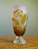 Galle vaas in amfora-vorm met een bijzonder kegelvormig voet, Antiek en Kunst, Antiek | Vazen, Ophalen of Verzenden