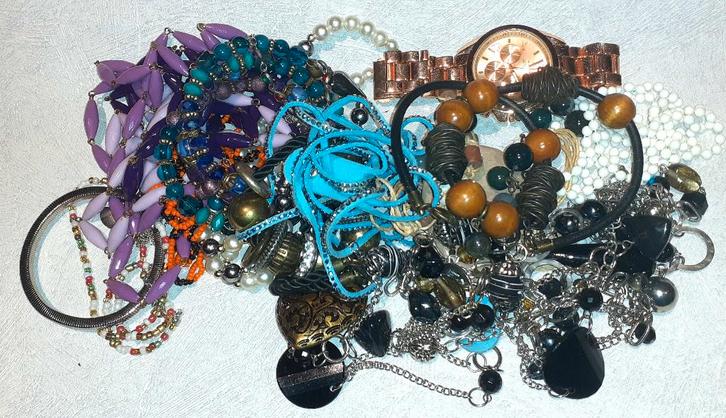 lot juwelen 6, Bijoux, Sacs & Beauté, Bijoux anciens, Autres types, Autres matériaux, Avec pierre précieuse, Enlèvement ou Envoi