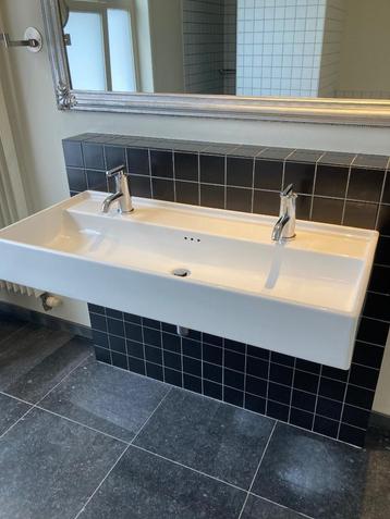 Wastafel met kranen beschikbaar voor biedingen