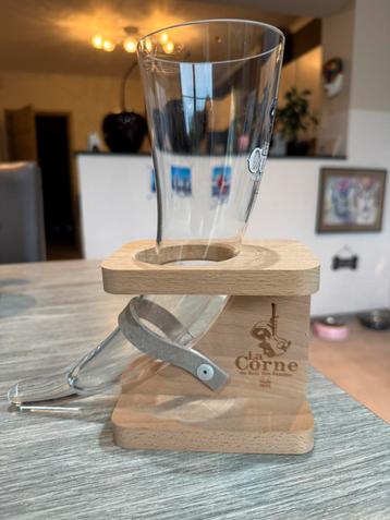 Glas + steun La Corne beschikbaar voor biedingen