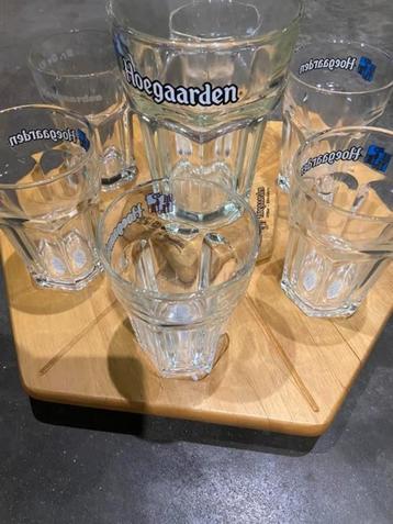 Set Hoegaerden glazen op houten plateau beschikbaar voor biedingen
