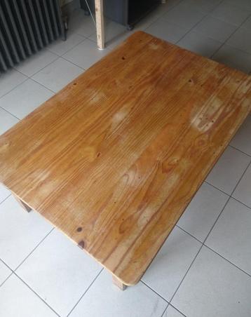Table basse large et solide