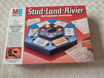 Stad land rivier  beschikbaar voor biedingen