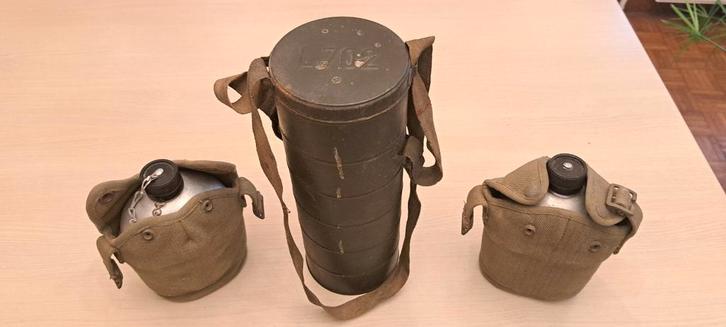 Masque à gaz type L702 + 2 bouteilles d'eau, Collections, Objets militaires | Seconde Guerre mondiale, Enlèvement ou Envoi