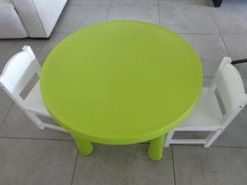 table enfant ronde + 2 chaises IKEA beschikbaar voor biedingen