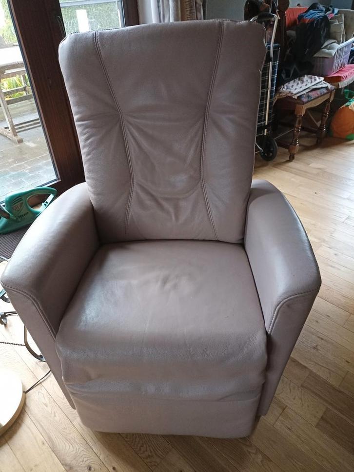 Lederen electrische relaxzetel met stand-up functie, Huis en Inrichting, Fauteuils, Gebruikt, Leer, 75 tot 100 cm, Minder dan 75 cm