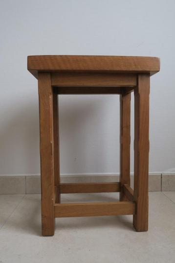 Eiken, handgemaakt bijzettafeltje beschikbaar voor biedingen