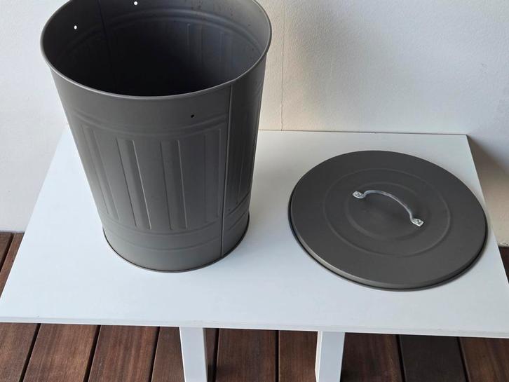 Twee ltems wit bijzettafeltjes en prullenbak met deksel, Huis en Inrichting, Overige Huis en Inrichting, Gebruikt, Ophalen of Verzenden