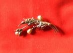 broche 3 fleurs imitation perle et marcassite (x2102), Ophalen of Verzenden, Gebruikt, Overige materialen