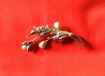 broche 3 fleurs imitation perle et marcassite (x2102) beschikbaar voor biedingen