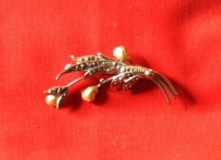 broche 3 fleurs imitation perle et marcassite (x2102), Handtassen en Accessoires, Broches, Gebruikt, Overige materialen, Ophalen of Verzenden