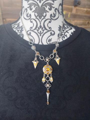 Prachtige ketting met strass en bedeltjes  beschikbaar voor biedingen