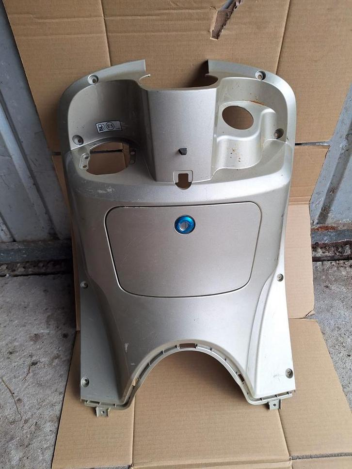 Been kap sym mio 50cc scooter nieuw model goede staat, Fietsen en Brommers, Brommeronderdelen | Algemeen, Kap, Ophalen of Verzenden