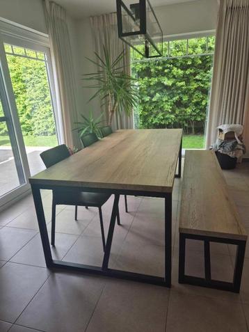 Tafel + bank beschikbaar voor biedingen