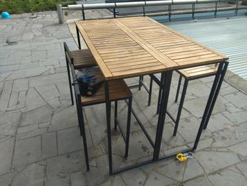 Tafel en stoelen. Echt massif  beschikbaar voor biedingen