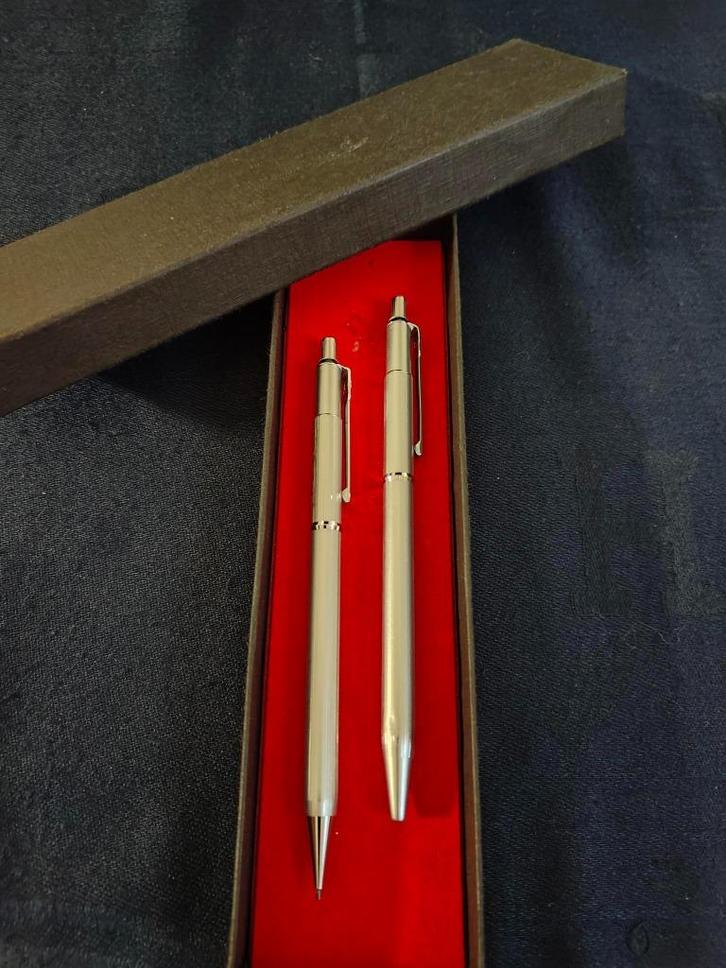 BALLOGRAF SIGNUM BRUSHED CHROME, Verzamelen, Pennenverzamelingen, Balpen, Met doosje, Ophalen of Verzenden