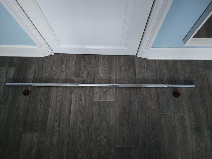 1 x lange halterstang 2,8cm + sluitingen. (Goede staat!), Sport en Fitness, Fitnessmaterialen, Gebruikt, Halterstangen, Armen