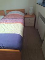 Bed (+ uitschuifbaar 2de bed) met nachtkastje, 90 cm, Eenpersoons, Bruin, Zo goed als nieuw