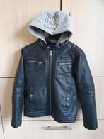 zwarte lederlook jas met grijze kap - maat 140, Comme neuf, Garçon ou Fille, Enlèvement, Manteau