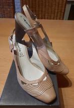 Beige pump leder Tamaris maat 39, Ophalen, Beige