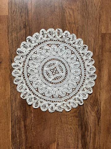 Antieke placemat van gehaakte kant beschikbaar voor biedingen