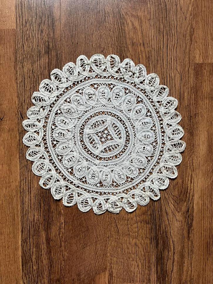 Antieke placemat van gehaakte kant, Antiek en Kunst, Antiek | Tapijten, Tafelkleden en Textiel, Ophalen