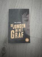 Boek: De jongen in het graf, Ophalen, Zo goed als nieuw, Fictie