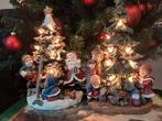 2 kerstbomen met kinderen en lichtjes in resine kerstbeelden, Diversen, Ophalen of Verzenden, Zo goed als nieuw