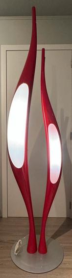 Italiaans design - rode vloerlamp Opalia (OASIS / ODUE), Huis en Inrichting, Metaal, Gebruikt, 200 cm of meer, Ophalen