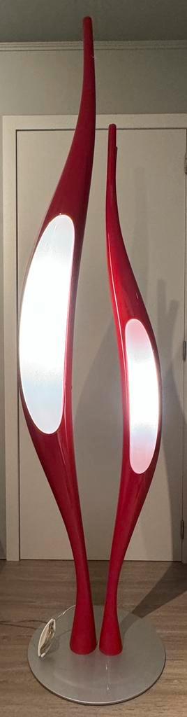 Design italien - Lampadaire rouge Opalia (OASIS/ODUE), Maison & Meubles, Lampes | Lampadaires, Utilisé, 200 cm ou plus, Synthétique