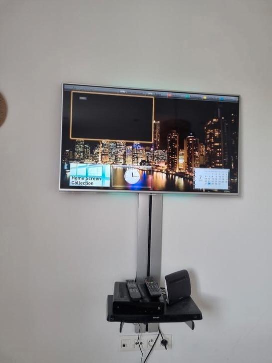TV LG 49 pouces + support murale + cache câble en Aluminium, Audio, Tv en Foto, Televisies, Zo goed als nieuw, LED, 100 cm of meer