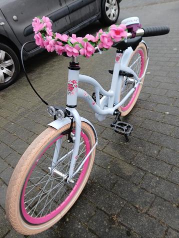 KINDERFIETSEN 22 INCH 7J-9J NIEUWSTAAT RIJKLAAR VANAF €135 beschikbaar voor biedingen