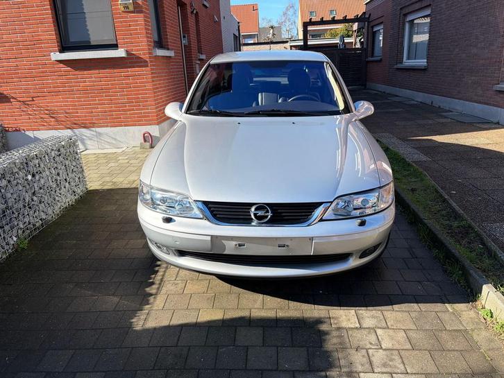OPEL Vectra 1.8 Benzine automaat, Auto's, Opel, Particulier, Vectra, ABS, Adaptieve lichten, Airbags, Airconditioning, Alarm, Bluetooth