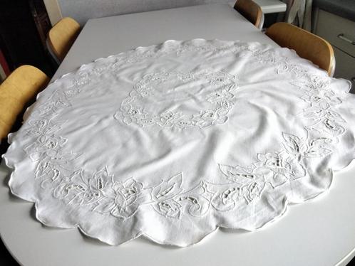 Ancienne nappe blanche en coton brodée avec ajourés, Maison & Meubles, Nappes, Utilisé, Intérieur, Enlèvement ou Envoi